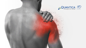 Imagem de homem sem camisa pelas costas com um das mãos no ombro. A finalidade da imagem é ilustrar onde está localizada sua dor crônica.